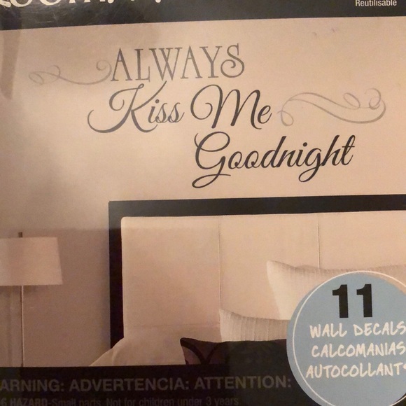 NWT🎉Room Mates Decor